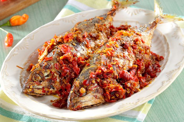 Hidangan ikan kembung goreng bumbu kasar.