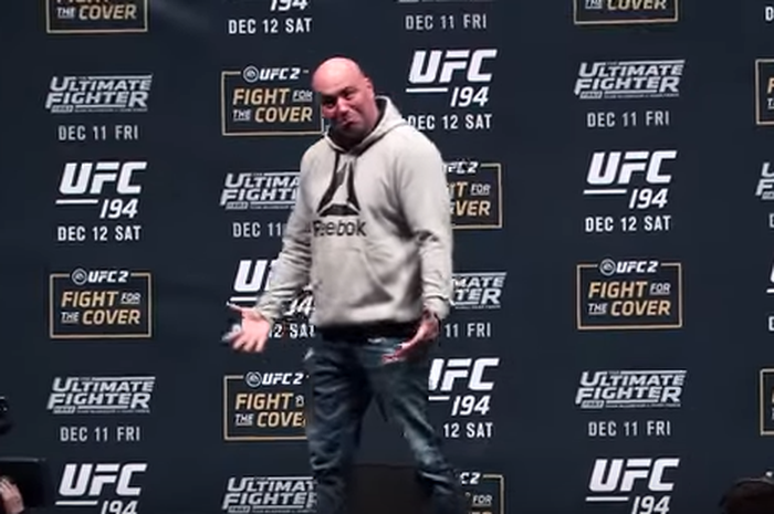 Muka kecewa Dana White setelah Conor McGregor lakukan sesi staredown dengan Jose Aldo pada UFC 194 (Desember 2015).