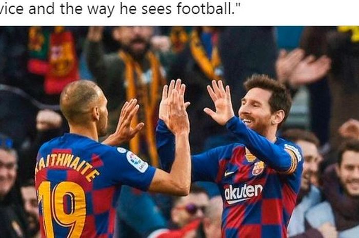 Striker Barcelona, Martin Braithwaite, melakukan selebrasi bersama Lionel Messi.