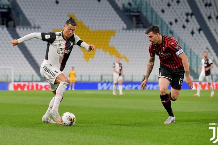 Momen penyerang Juventus, Cristiano Ronaldo, berhadapan dengan  bek AC Milan, Alessio Romagnoli, pada laga leg kedua semifinal Coppa Italia di Stadion Allianz Turin, Jumat (12/6/2020).