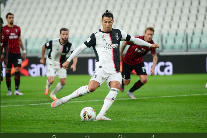 Penyerang Juventus, Cristiano Ronaldo, gagal menjaringkan bola melalui tendangan penalti pada laga semifinal leg kedua Coppa Italia di Allianz Stadium, Jumat (12/6/2020) atau Sabtu dini hari WIB.