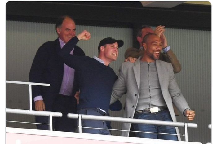Pangeran William ketika menyaksikan klub favoritnya, Aston Villa, bertanding.