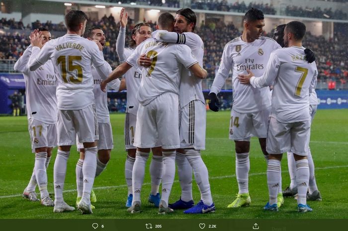 Momen para pemain Real Madrid merayakan gol yang diciptakan Karim Benzema ke gawang Eibar pada pertemuan perdana di Liga Spanyol 2019-2020.