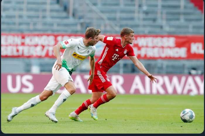 Pemain Bayern Muenchen, Michael Cuisance (Kanan) saat bermain melawan Borussia Moenchengladbach di pekan ke-31 Bundelsiga.