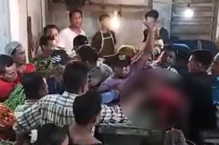 Nenek 60 tahun jadi bulan-bulanan warga gegara ketahuan mencuri uang buat bayar pria pemuas nafsu.