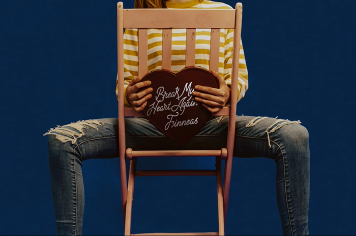 Lirik Lagu Break My Heart - FINNEAS, Lengkap dengan Terjemahan - Sonora.id