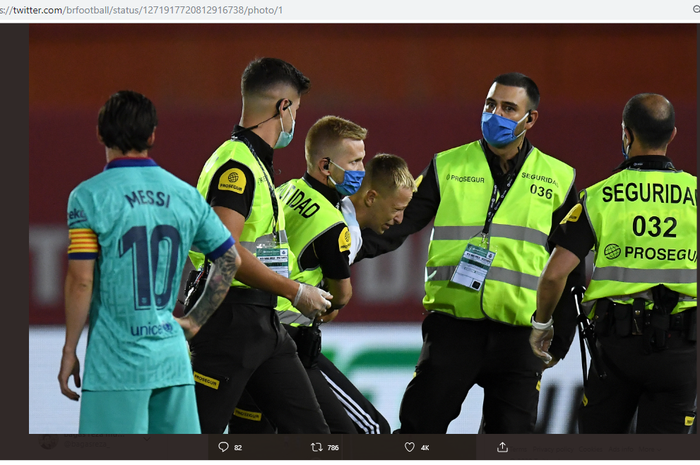 Penyusup di laga Mallorca Vs Barcelona yang meminta foto dengan Lionel Messi ditangkap Steward dalam stadion, Sabtu (13/6/2020)