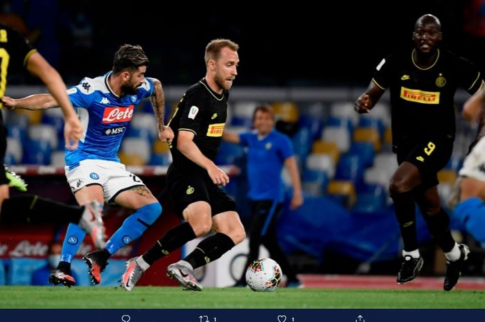 Christian Eriksen dihadang oleh satu pemain Napoli pada laga semifinal leg kedua Coppa Italia di Stadion San Paolo, Sabtu (13/6/2020) atau Minggu dini hari WIB.