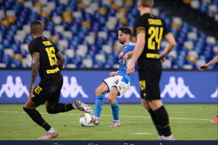 Momen Dries Mertens mencetak gol ke-122 untuk Napoli yang menobatkannya sebagai topscorer sepanjang masa klub pada laga semifinal leg kedua Coppa Italia di Stadion San Paolo, Sabtu (13/6/2020).