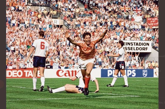 Marco van Basten merayakan golnya untuk timnas Belanda ke gawang Inggris di Piala Eropa 1988.
