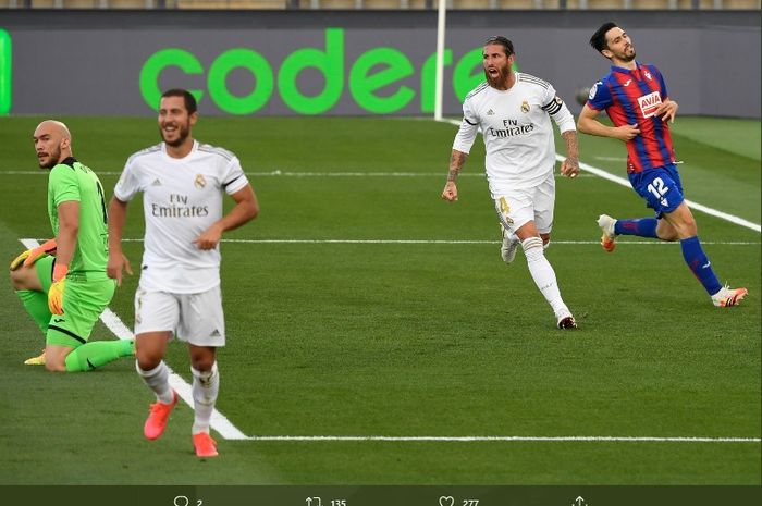 Kapten Real Madrid, Sergio Ramos,  turut mencetak satu gol kala timnya meraih kemenangan 3-1 atas Eibar di Stadion Alfredo Di Stefano, Minggu (14/6/2020).