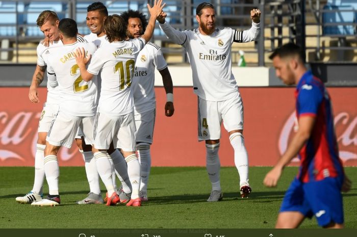 Para pemain Real Madrid merayakan gol yang dicetak oleh Toni Kroos ke gawang Eibar pada pertandingan pekan ke-28 Liga Spanyol di Stadion Alfredo Di Stefano, MInggu (14/6/2020).