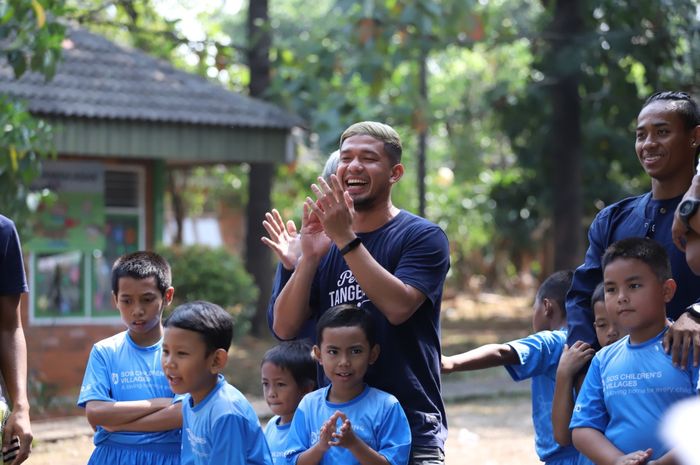 Para pemain Persita Tangerang yang turut membantu anak-anak melawan virus corna (Covid-19).