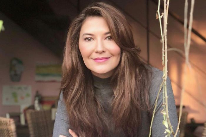 Cinta laura tampil seksi dengan kebaya