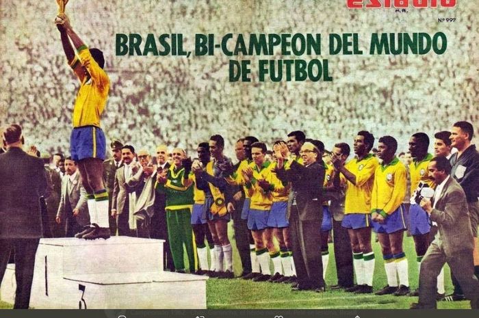 Foto surat kabar Estadio menampilkan momen Kapten timnas Brasil di Piala Dunia 1962, Mauro Ramos de Oliveira, mengangkat trofi Piala Jules Rimet usai menang atas Cekoslovakia di partai puncak berkat kemenangan 3-1 di Estadio Nacional, Santiago.