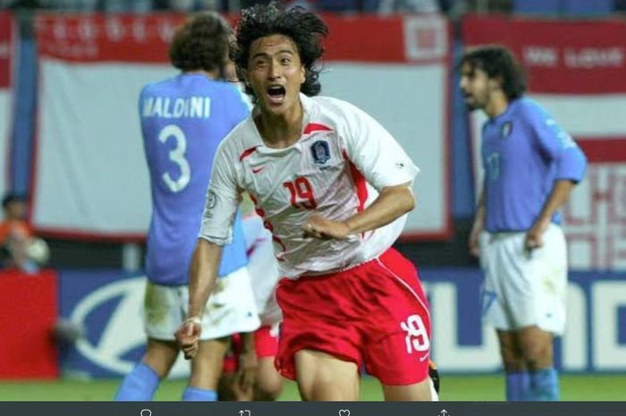 Penyerang timnas Korea Selatan,  Ahn Jung-hwan, membobol gawang timnas Italia yang dikawal oleh Gianluigi Buffon pada laga perdelapan-final Piala Dunia 2002 lewat perpanjangan waktu.