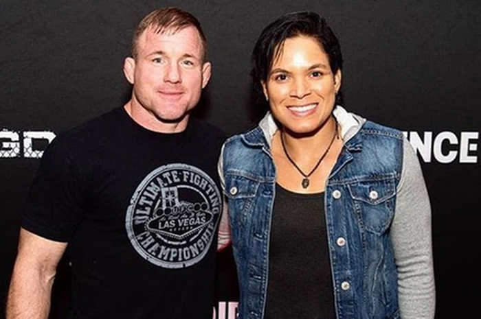 Legenda UFC Matt Hughes (kiri) bersama petarung wnaita, Amanda Nunes (kanan).