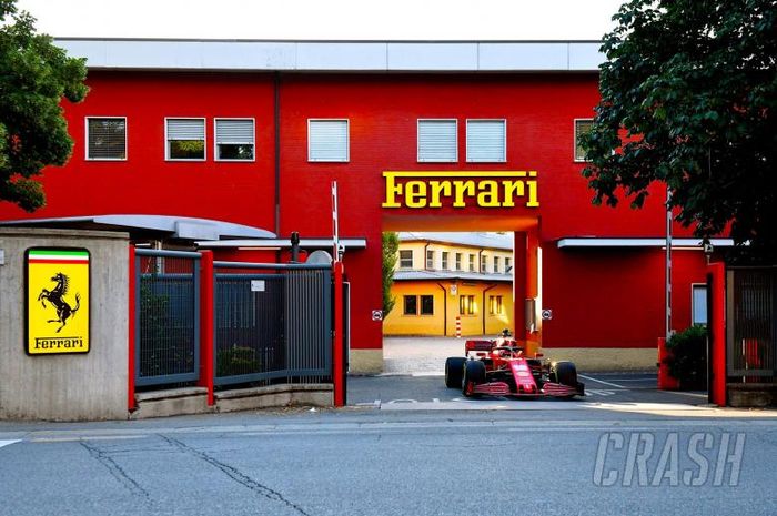 Pembalap Ferrari, Charles Leclerc, kembali ke jet daratnya dengan mengendarainya di jalanan sekitar Maranello.