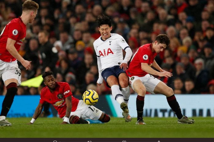 Momen para pemain Manchester United menjaga penyerang sayap Tottenham Hotspur, Son Heung-min, pada pertemuan perdana Liga Inggris 2019-2020 di Stadion Old Trafford.