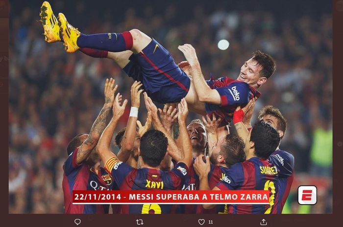 Lionel Messi diangkat ke udara oleh para pemain Barcelona setelah memecahkan rekor sebagai raja gol sepanjang masa LaLiga Spanyol usai hattrick ke gawang Sevilla pada duel musim 2014-2015.