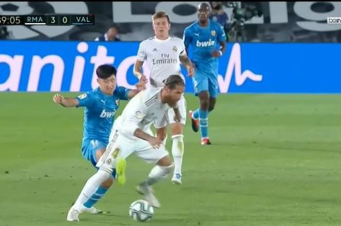 Lee Kang-in menendang Sergio Ramos dalam momen pertandingan LaLiga Spanyol antara Real Madrid vs Valencia di Estadio Alfredo Di Stefano, 18 Juni 2020.