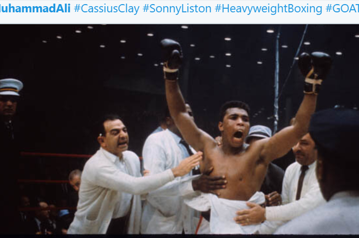 Muhammad Ali ketika merayakan kemenangan atas Sonny Liston dalam laga pertama pada 25 Februari 1964. 