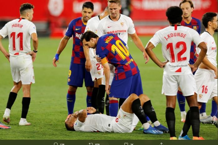 Momen keributan antara kaptern Barcelona, Lionel Messi, dengan bek Sevilla, Diego Carlos, pada laga di Stadion Ramon Sanchez Pizjuan,  Jumat (19/6/2020).