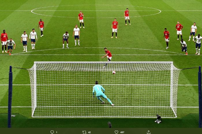 Momen tendangan penalti bagi Manchester United yang diambil Bruno Fernandes pada pertandingan melawan Tottenham Hotspur di Tottenham Hotspur Stadium, Jumat (19/6/2020).