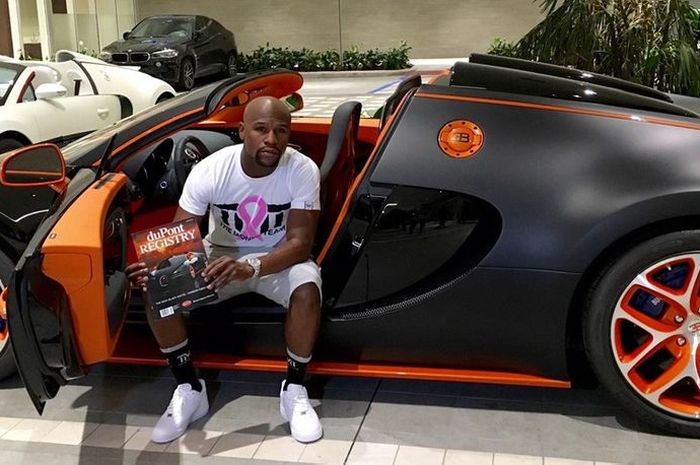 Floyd Mayweather Jr. saat duduk di salah satu mobil miliknya