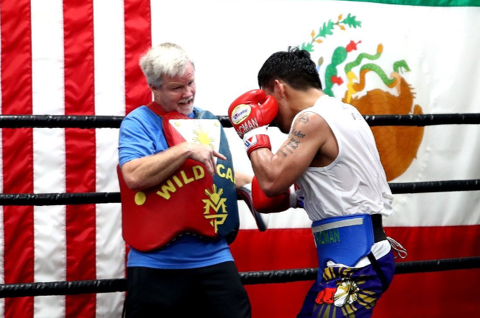 Pelatih kondang, Freddie Roach (kiri) bersama dengan legenda tinju, Manny Pacquiao (kanan)