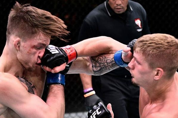 Max Rohskopf (kiri) saat dipukul Austin Hubbard (kanan) pada UFC Vegas 3 Minggu (21/6/2020) pagi WIB.