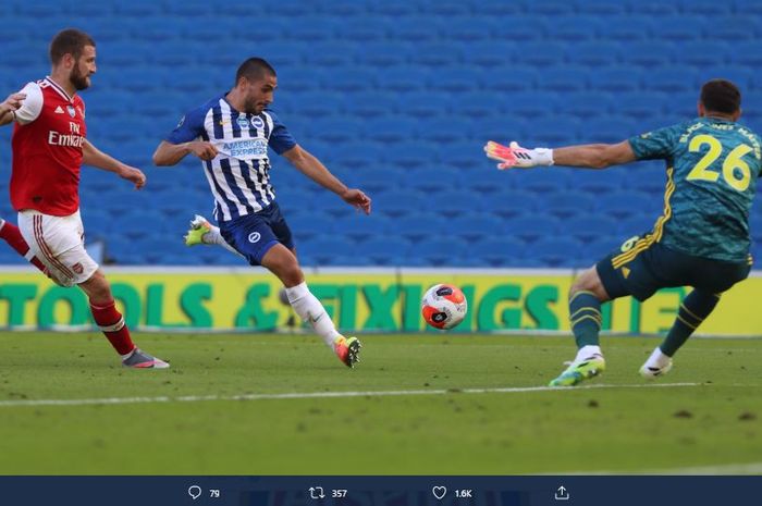 Pemain Brighton and Hove Albion, Neal Maupay, saat mencetak gol ke gawang Arsenal pada laga pekan ke-30 Liga Inggris 2019-2020, Sabtu (20/6/2020) malam hari WIB.