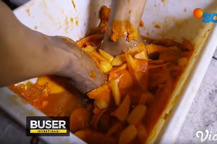 Waspadalah! Pedagang Ini Bikin Saus Sambal Pakai Pepaya