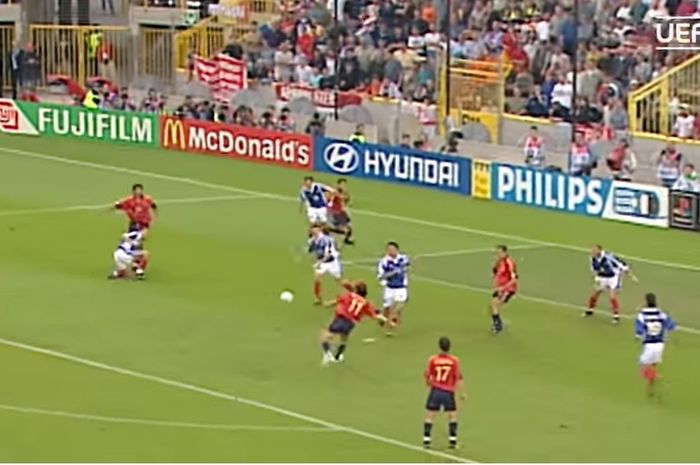 Gol Alfonso Perez pada menit ke-95 dalam duel klasik Spanyol kontra Yugoslavia di Euro 2000, 21 Juni 2000.