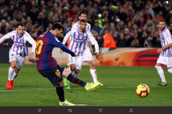 Lionel Messi mengeksekusi penalti dalam laga Barcelona versus Real Valladolid di LaLiga 2018-2019.