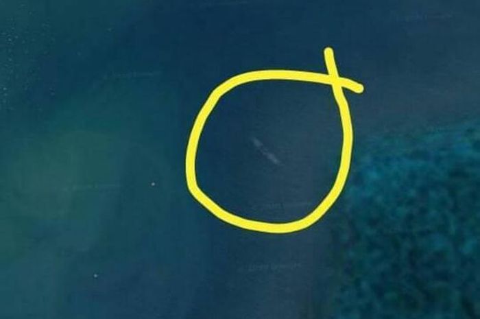 Gambar mirip kapal karam yang terlihat oleh google maps di Teluk Pelabuhanratu, Sukabumi, Jawa Barat