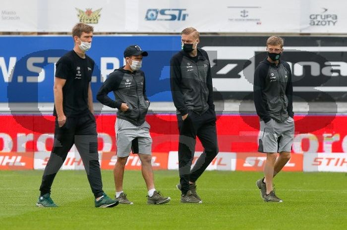 Egy Maulana Vikri (dua dari kiri), di laga Pogon Szczecin Vs Lechia Gdansk  di Florian-Krygier-Stadion, Minggu (21/7/2020).