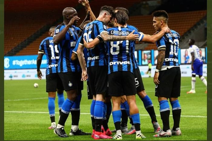 Para pemain Inter Milan merayakan gol ke gawang Sampdoria dalam partai Liga Italia di Giuseppe Meazza, 21 Juni 2020.