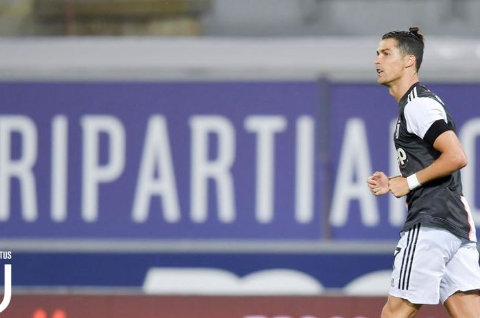 Megabintang Juventus, Cristiano Ronaldo, mencetak gol yang membuat kiper Bologna minggir pada laga Liga Italia di Stadion Renato Dall'Ara, Senin (22/6/2020).