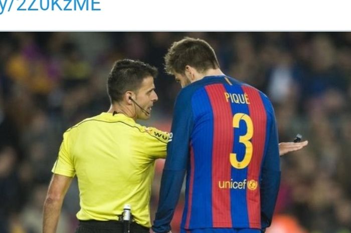 Wasit Liga Spanyol, Gil Manzano, dan bintang Barcelona, Gerard Pique.