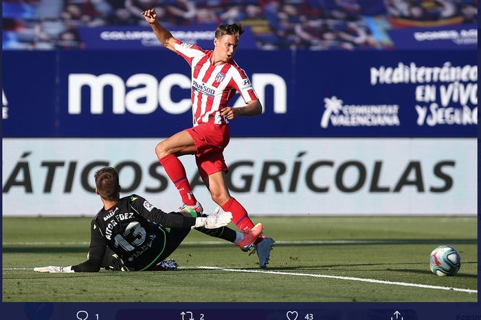 Kiper Aitor, berduel dengan Marcos Llorente dalam laga Levante vs Atletico Madrid pada pekan ke-31 Liga Spanyol, Selasa (23/6/2020). 