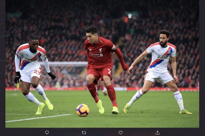 Penyerang Liverpool, Roberto Firmino, dalam duel kontra Crystal Palace.