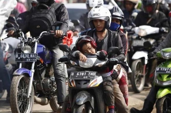 Sering Dilakukan Masyarakat Indonesia, Membonceng Anak di Jok Depan