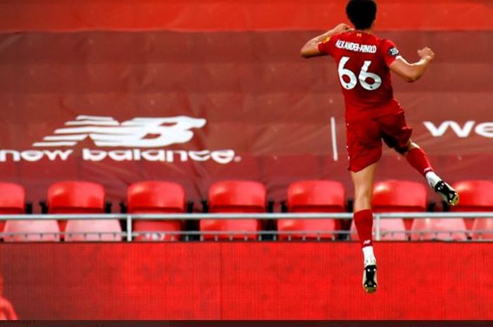 Trent Alexander-Arnold merayakan gol lewat freekick ke gawang Crystal Palace.