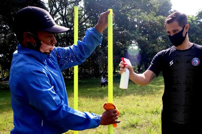 Pelatih kiper Arema FC, Felipe Americo menerapkan protokol kesehatan sebelum menjalani latihan gabungan bersama kiper-kiper.