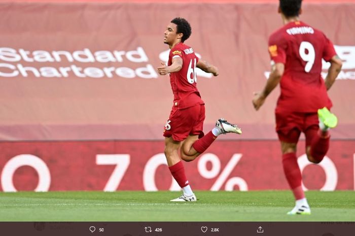 Trent Alexander-Arnold merayakan gol lewat freekick ke gawang Crystal Palace.