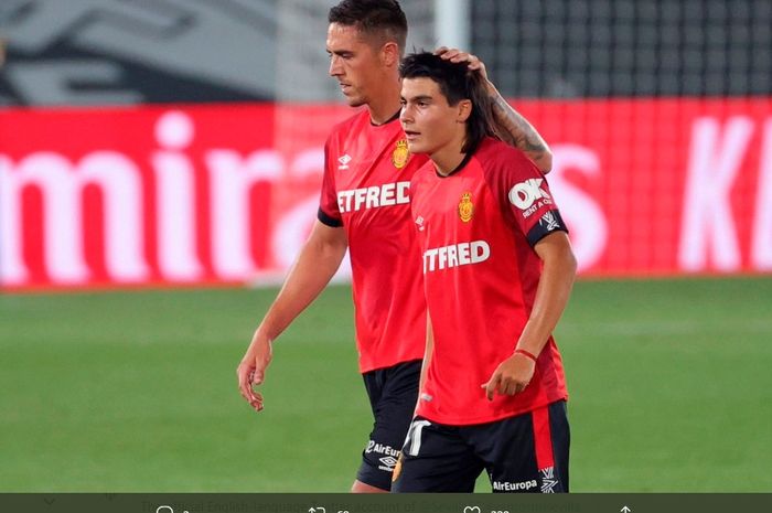 Gelandang serang Real Mallorca, Luka Romero (kanan), melakukan debutnya ketika berhadapan dengan Real Madrid, Rabu (24/6/2020).