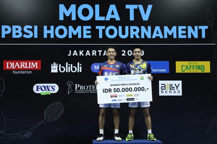 Pasangan ganda putra, Fajar Alfian/Yeremia Erich Yotje Yacob Rambitan berpose di podium juara PBSI Home Tournament di pelatnas, Cipayung, Jakarta, Jumat (26/6/2020).