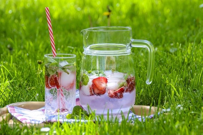 Air Es Menyegarkan Diminum saat Cuaca Panas, Benarkah Air Es Bisa