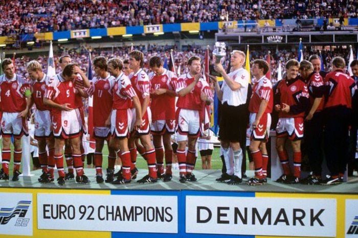 Denmark menjuarai Euro 1992 setelah mengalahkan Jerman 2-0 di partai final, 26 Juni 1992.